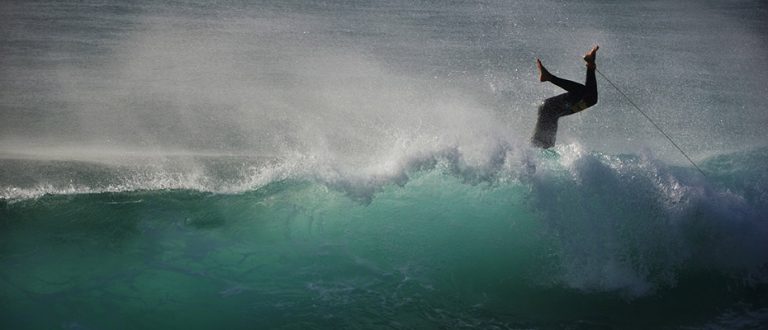 Surffaaja kovassa aallokossa