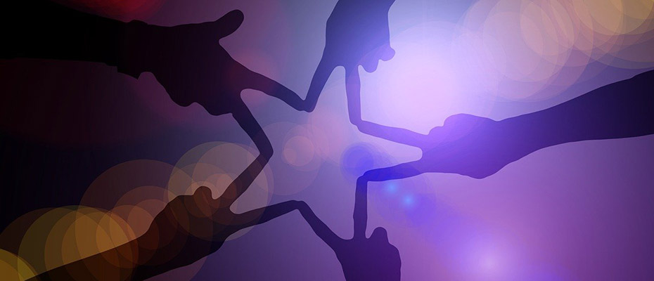 Viiden ihmiset sormet muodostavat tähden muodon