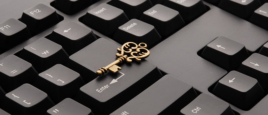 Tietokoneen näppäimistö ja avain