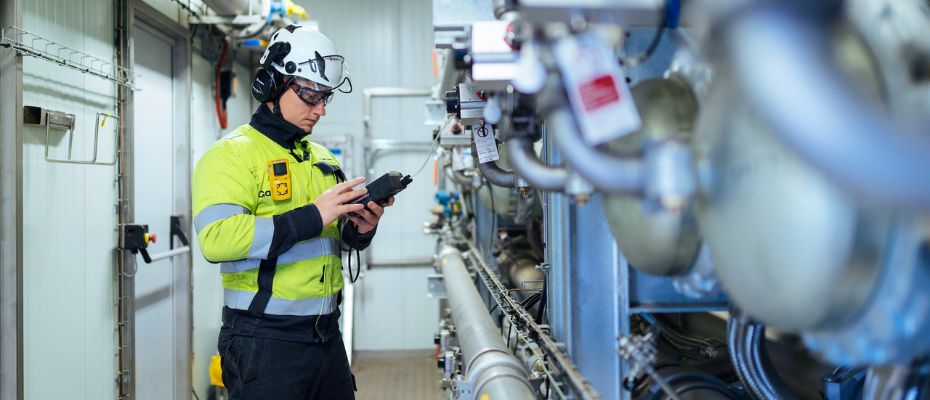 Työntekijä biokaasulaitoksella.