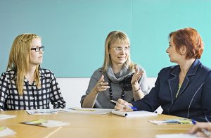 Illustrationsbild. På bilden tre personer i ett möte.