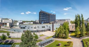 Kuvassa Tampereen yliopiston rakennus kuvattuna ulkoapäin.