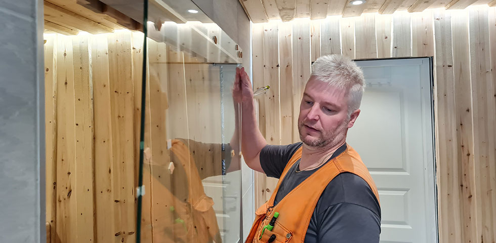 Företagare Kelahaara färdigställer en renovering och uppger sig vara nöjd med nätfaktureringen