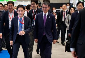 Japanin Peppol-viranomainen ja Japanin digitaaliseen muutoksen ministeri sekä muita messuvieraita