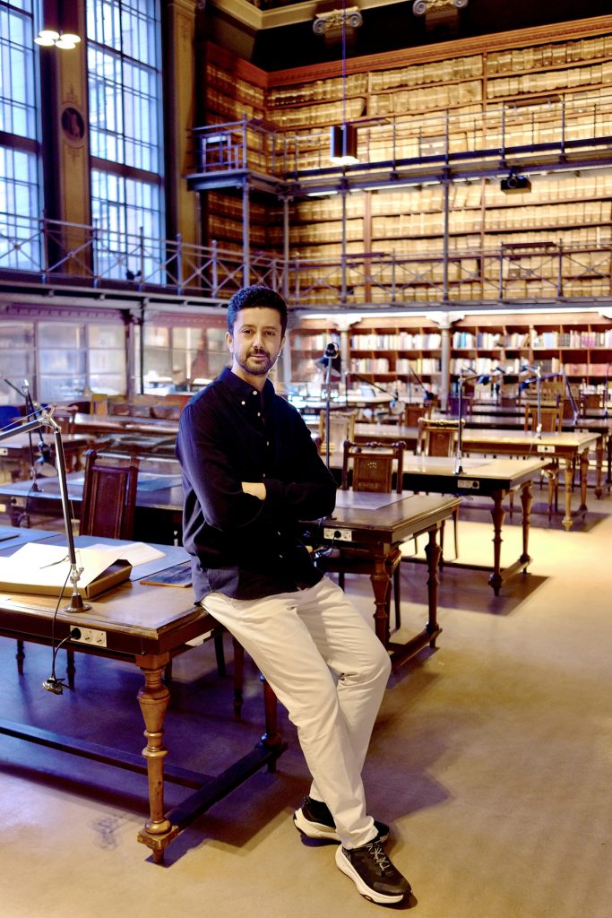 Arkkitehti Anis Souissi Kansallisarkiston tutkijasalissa.