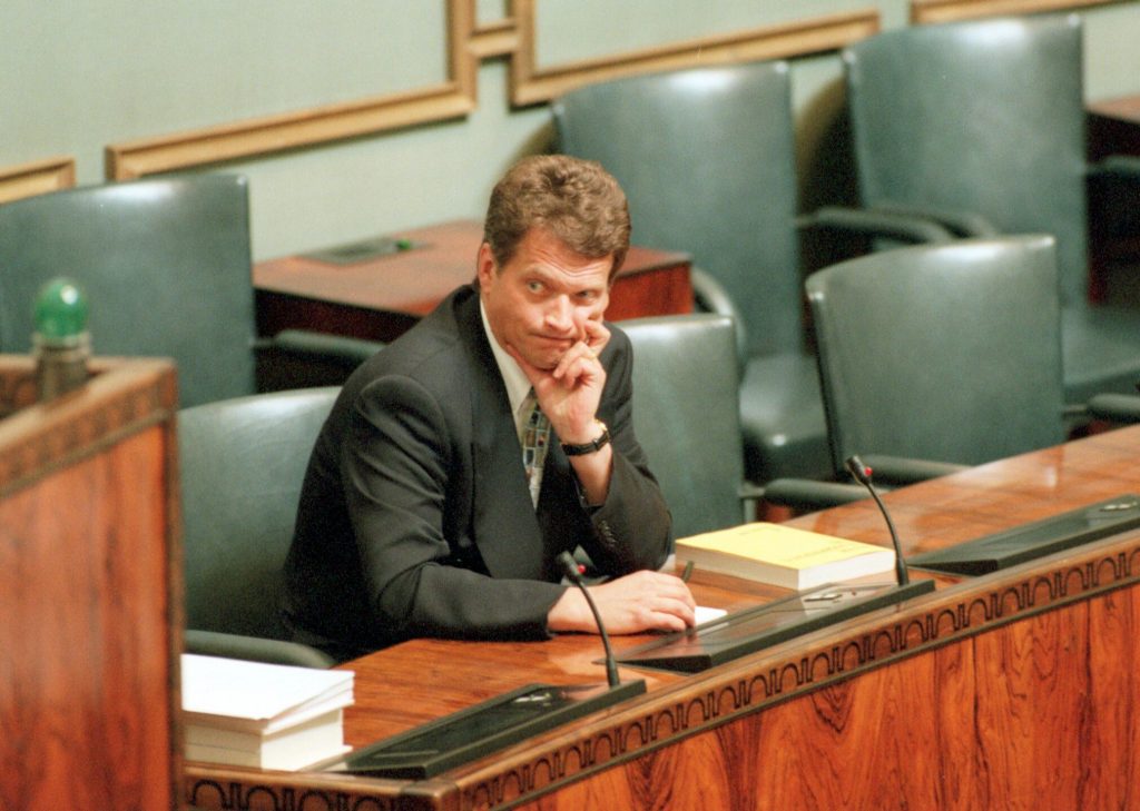 Valtiovarainministeri Sauli Niinistö odotteli syyskuussa 1996 hallituksen aitiossa muita ministereitä, jotta pääsisi esittelemään eduskunnalle ensi vuoden talousarvioesitystä. Niinistö oli aloittanut tehtävässään saman vuoden alussa. Lehtikuva / Markku Ulander