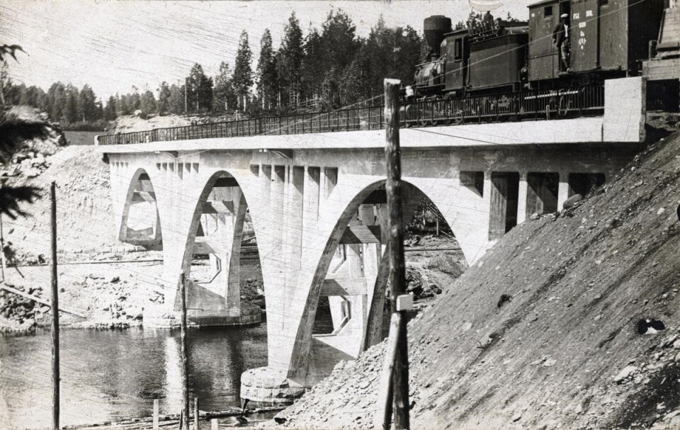 Statens upplåning hade stor betydelse för finansieringen av byggandet av ett rikstäckande järnvägsnät. På bilden syns Jänisjoki järnvägsbro, färdigställd år 1921. Bild: Arbetararkivet.