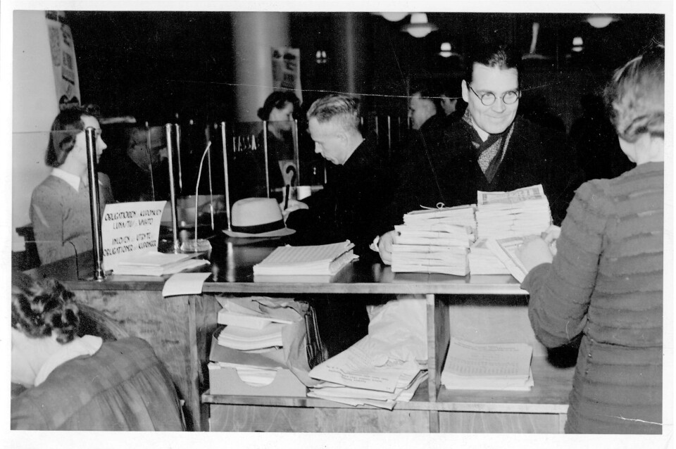 Obligaatioiden lunastusta Valtiokonttorin salissa toisen maailmansodan jälkeen Lähde: Valtiokonttori.