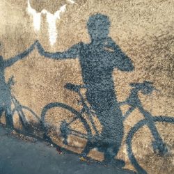 Varjot seinää vasten.