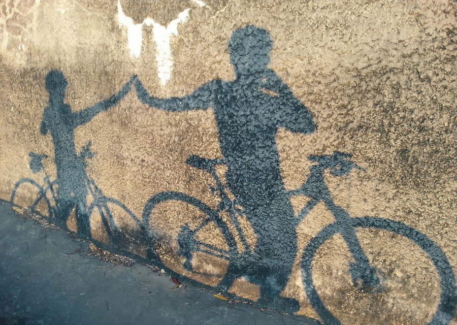 Varjot seinää vasten.