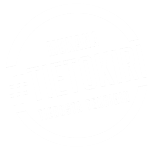 Mukana Tietokirissä -tunnus, verkkosivuille tai esitysmateriaaliin, valkoinen